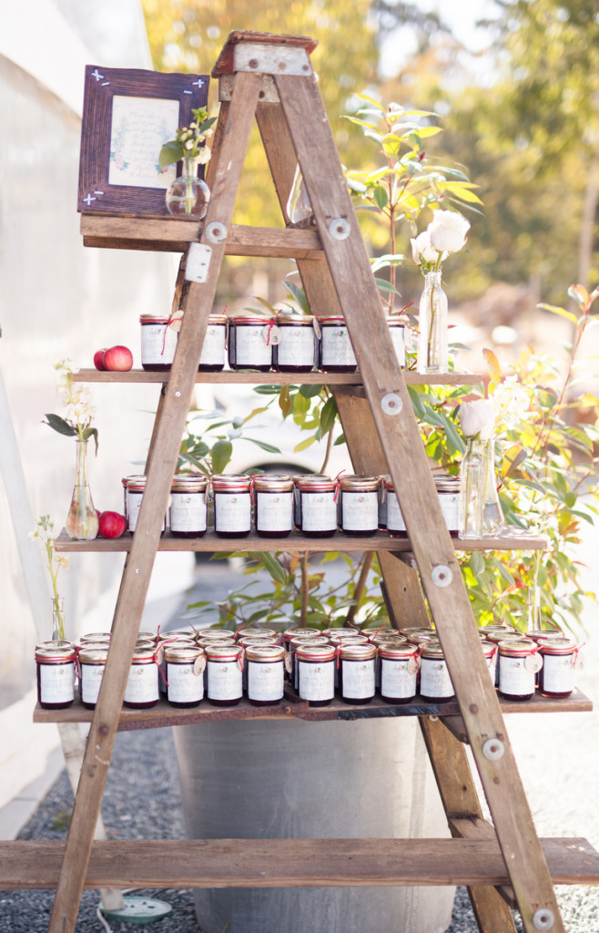 jam favours  on rustic stand
